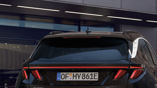 Vista trasera que muestra la antena deportiva en el techo estilo "aleta de tiburón"