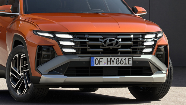 vista frontal Tucson Turbo naranja