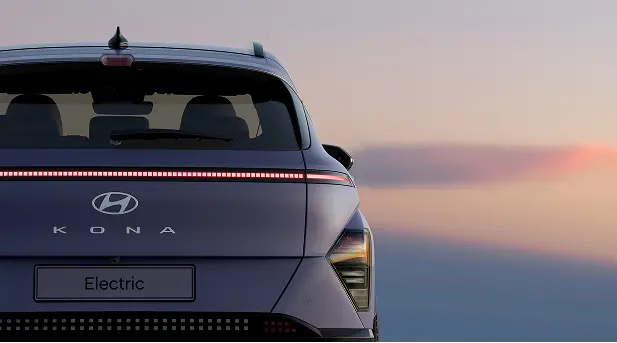 Imagen de la parte trasera del Kona eléctrico detallando la iluminación LED