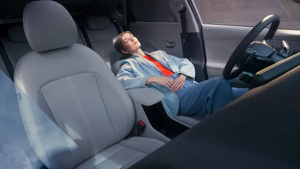 imagen de una persona descansando en el asiento reclinado del KONA Electrico