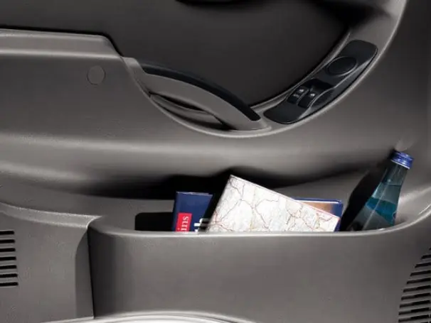 Almacenamiento de botellas y bandeja de la puerta