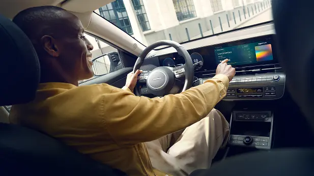 Persona manejando Vehículo Hyundai Kona Gasolina 2.0