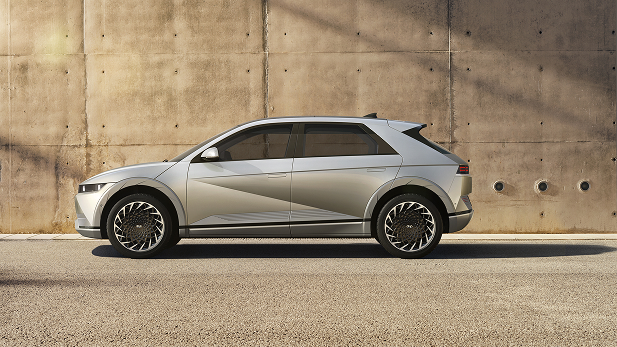Vehículo Hyundai ioniq 5 de costado