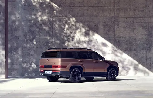 Camioneta Hyundai Santa Fe Estacionada a 45 grados