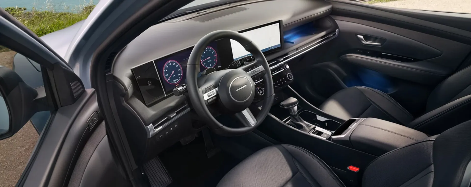 Imagen del interior del habitaculo del conductor del Santa Cruz mostrando tablero y volante.