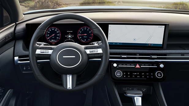 Imagen del dashboard del Santa Cruz mostrando la Pantalla táctil LCD de 8 pulgadas para versión SE y SEL 