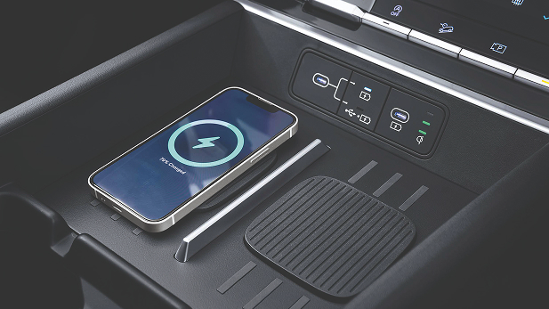 Imagen en primer plano del Cargador Inalámbrico para dispositivos para versión Night Edition y Limited  del Santa Cruz con un celular cargando.