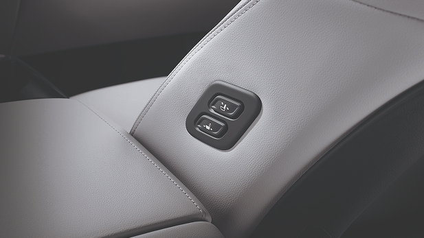 Imagen primer plano de los controles de ajuste electrico del asiento de conductor en el Santa Cruz