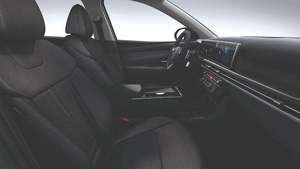 Imagen del interior del Santa Cruz mostrando Asientos de tela para versión SE 