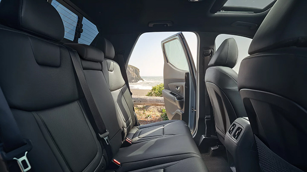 Imagen del interior del Santa Cruz mostrando Asientos de cuero para versión SEL, Night Edition y Limited 