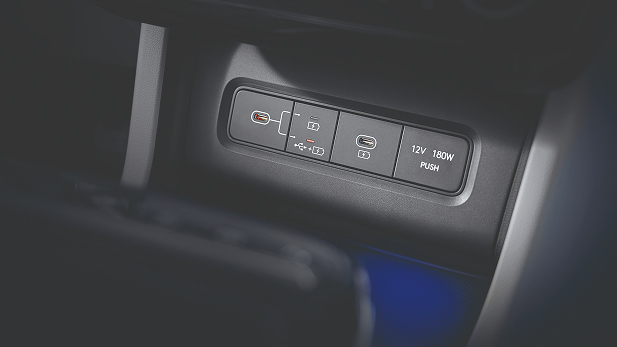 Imagen mostrando controles y puertos usb en la cabina del Santa Cruz