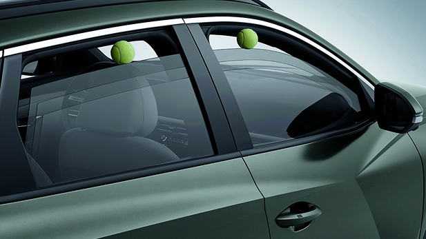 Imagen del perfil del Santa Cruz con sus vidrios entrecerrados sosteniendo dos pelotas de tenis