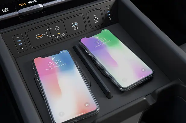 Imagen de dos Smartphones cargándose en el Santa Fe