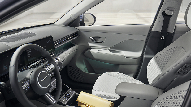 Imagen detallando el interior de los asientos delanteros del KONA eléctrico