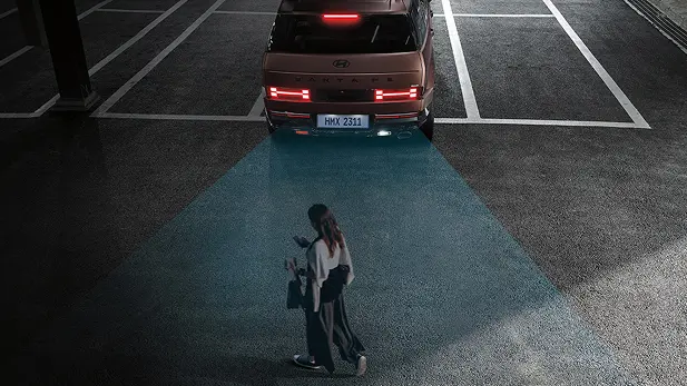 Imagen de un Santa Fe retrocediendo graficando el proceso del Sistema de asistencia de salida trasera en parqueos