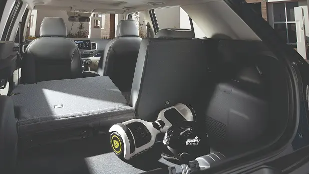 Imagen del interior del Venue Turbo mostrando asientos traseros abatibles.