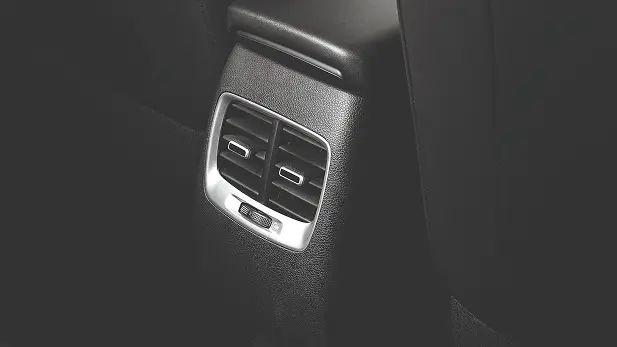Imagen mostrando salida de aire trasera y cargador USB