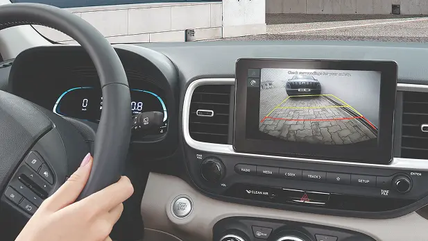 Imagen mostrando la pantalla de la Cámara de retroceso con líneas guías. 