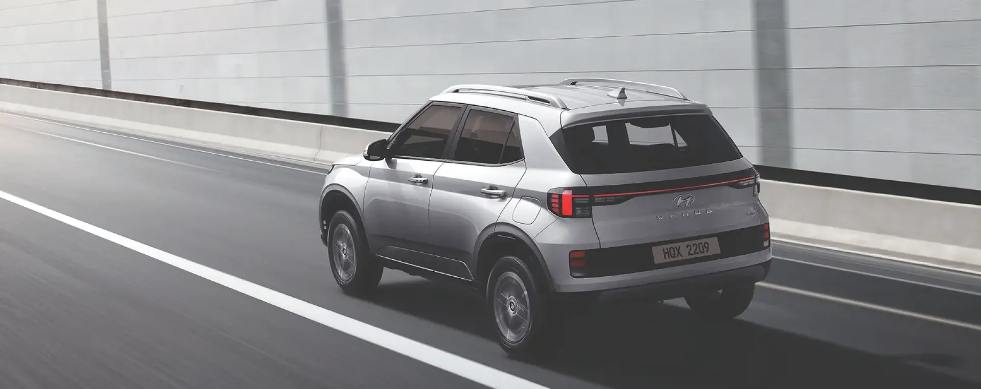 Imagen de un Venue Turbo gris avanzando por una autopista