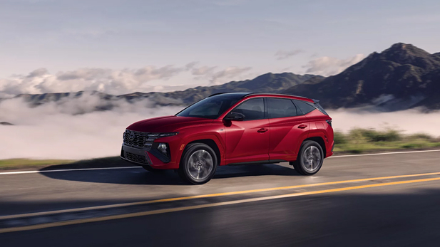 Tucson Híbrida recorriendo por una carretera
